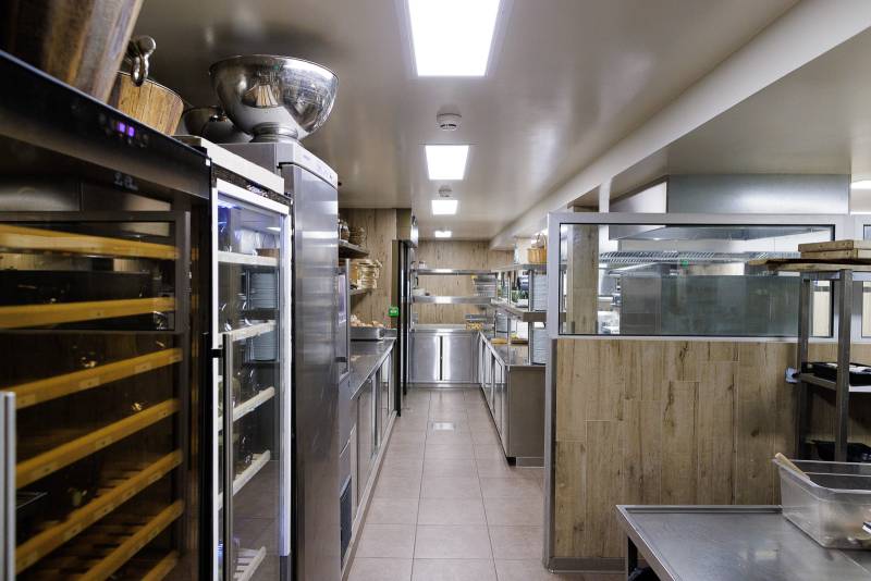 Installation complète d'une cuisine pour le restaurant Les Fermes de Marie à Megève